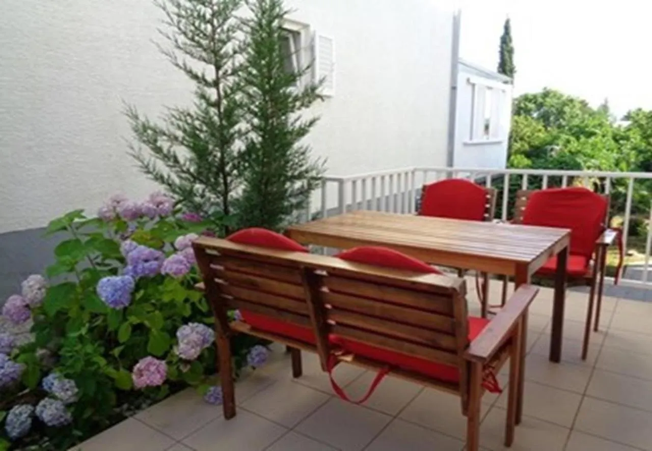 Apartments Vlado Njivice