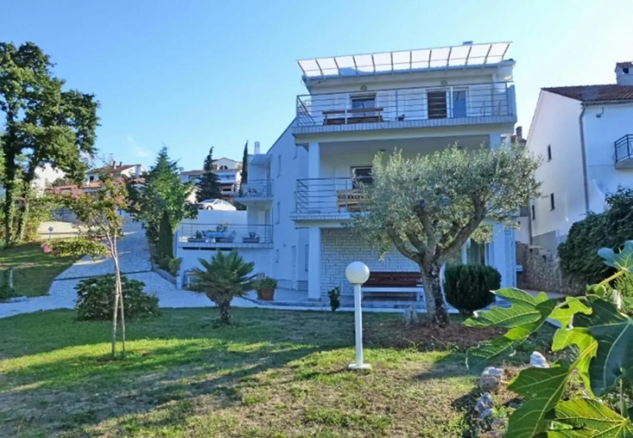 Apartments Vlado Njivice Croatia